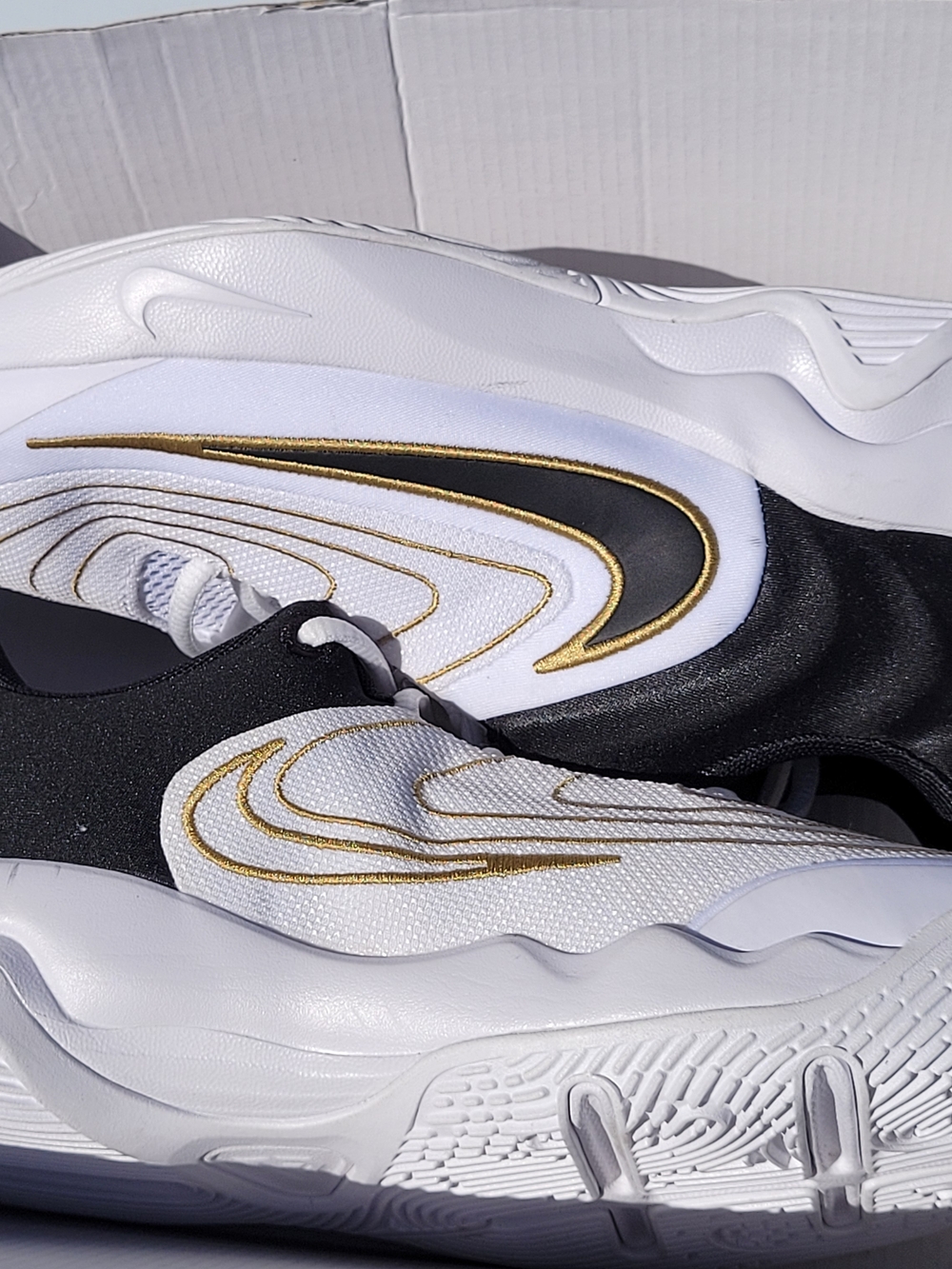 Size 7 youth Nike Giannis Immortality 4 (GS) White Basketball Shoes FZ6734-100 - Picture 3 of 9